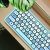 MOFII 摩天手藍芽無線鍵盤滑鼠套裝 | 打字機手感 少女粉混彩懸浮式按鍵 機械手感 - 藍色混彩