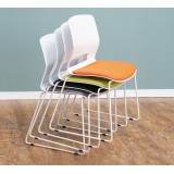 簡易一體椅背坐墊弓形椅 - 鋼筋腳款硬座白色 | 可疊放會議椅 靠背培訓椅辦工椅