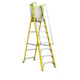 Glora Build GB-104B8 八級單面纖維梯台連梯網 | 輕量高強度纖維梯身 | 一體成型防滑梯台 | 符合人體工學的護欄與梯網設計 | 符合 EN131 標準